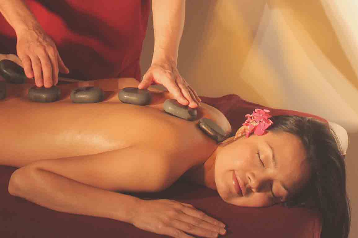 Hot massage video. Стоун массаж мужчине. Хот Стоун массаж. Тайский Стоун массаж. Тайский массаж головы.